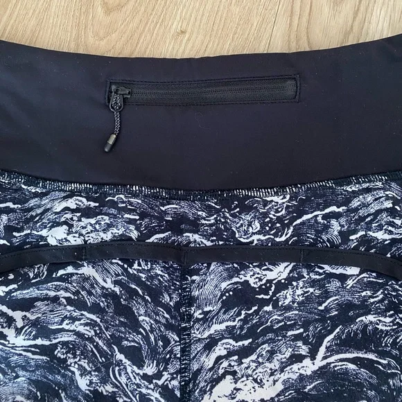 ❤️ lululemon athletica Run Times Short - 4-Way Stretch - Size 4 - Picture 6 of 9